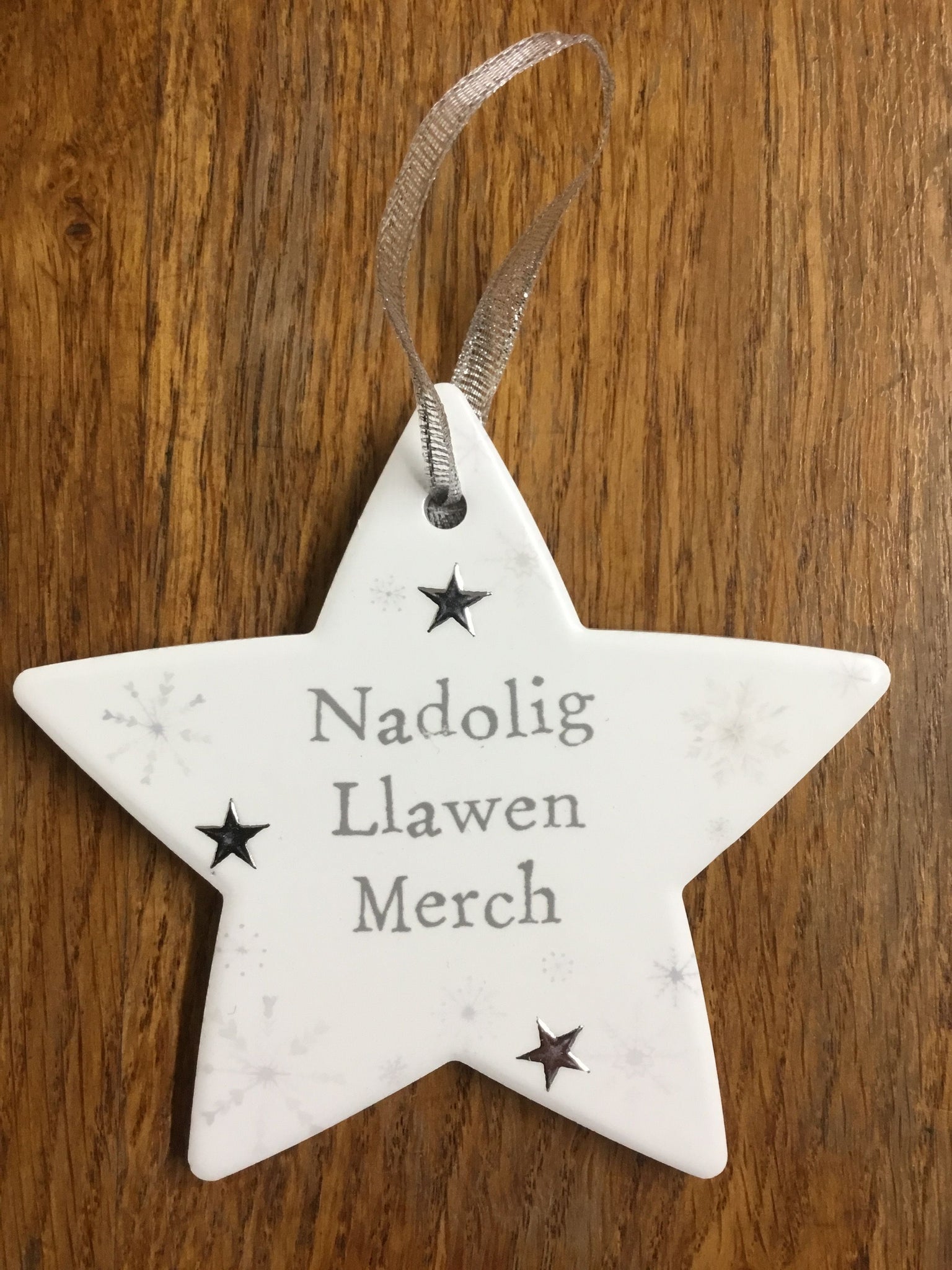 Addurn Nadolig Seramig siâp seren - 'Nadolig Llawen Merch'