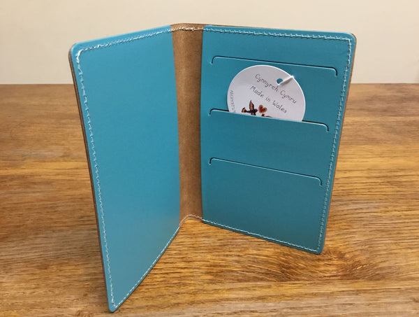 Clawr pasbort 'May your feet take you where your heart wants to go' gan Lizzie Spikes