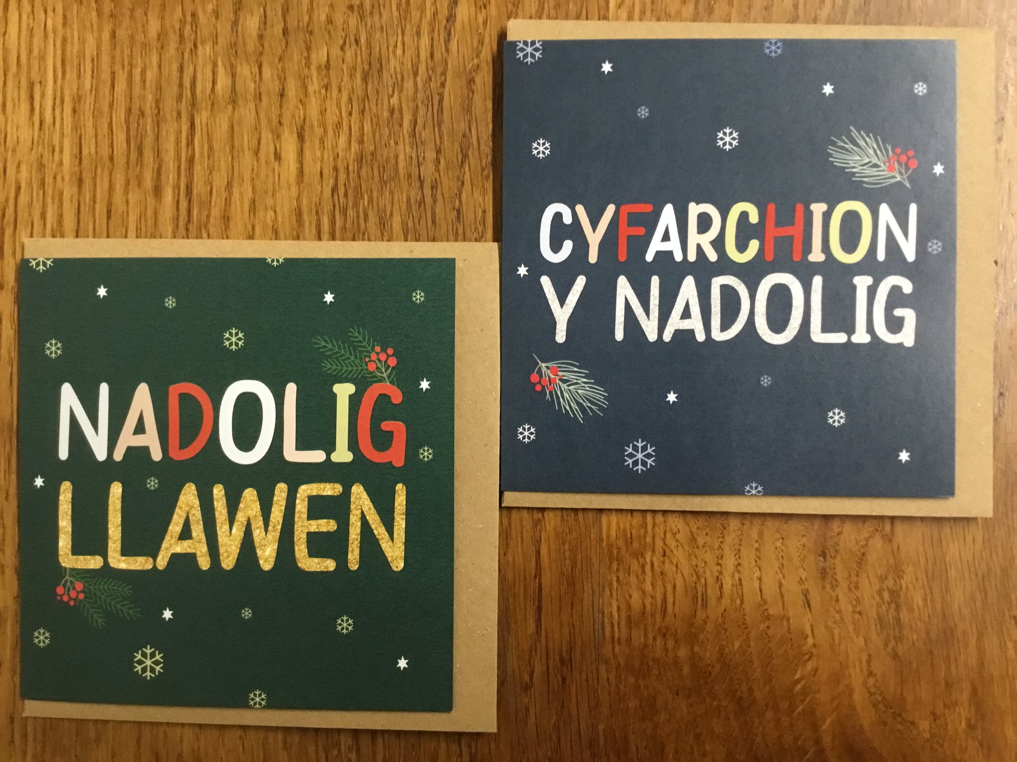 Pack of 8 Christmas Cards - 'Nadolig Llawen/Cyfarchion y Nadolig'