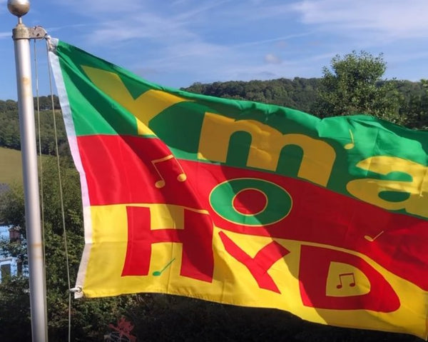 'Yma o hyd' Flag
