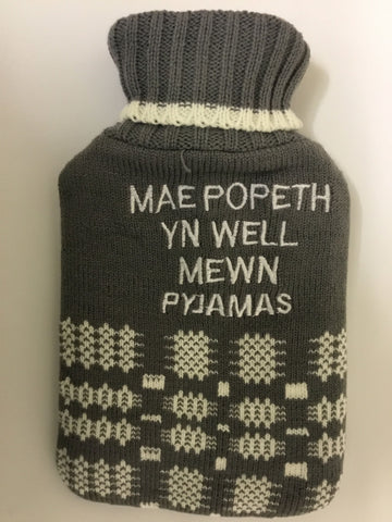Potel ddŵr poeth 'Mae popeth yn well mewn pyjamas' 