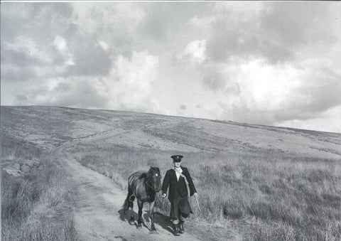 'Postmon ar ei rownd yn y mynyddoedd rhwng Tregaron ac Abergwesyn, 1955' - Print heb fownt