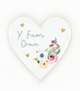 Wooden heart-shaped coaster 'Y Fam Orau'